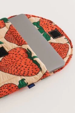 Baggu Puffy Laptop Sleeve 16″ In Strawberry